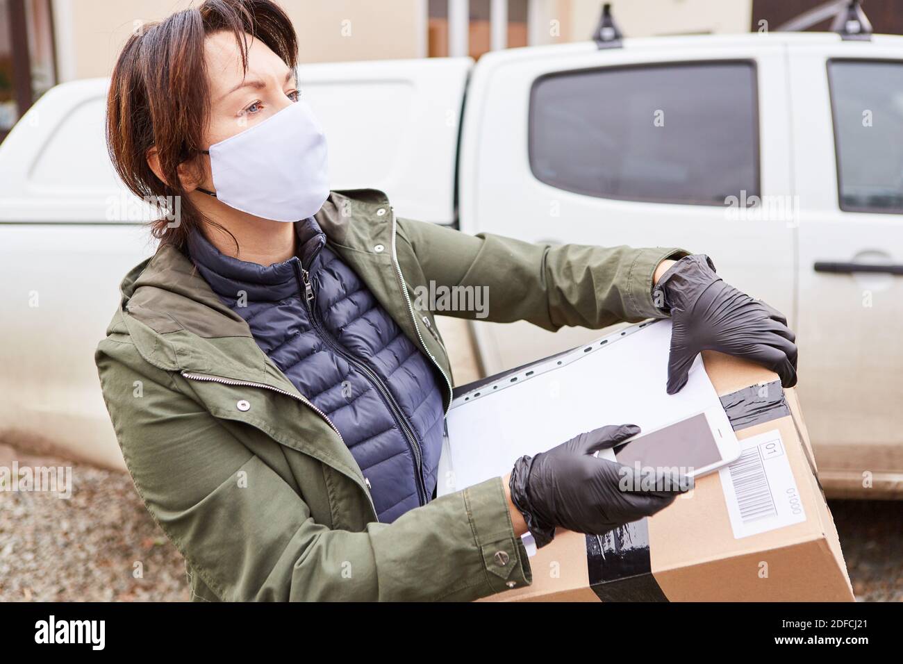 Parcel handler delivery service hi-res stock photography and images - Alamy