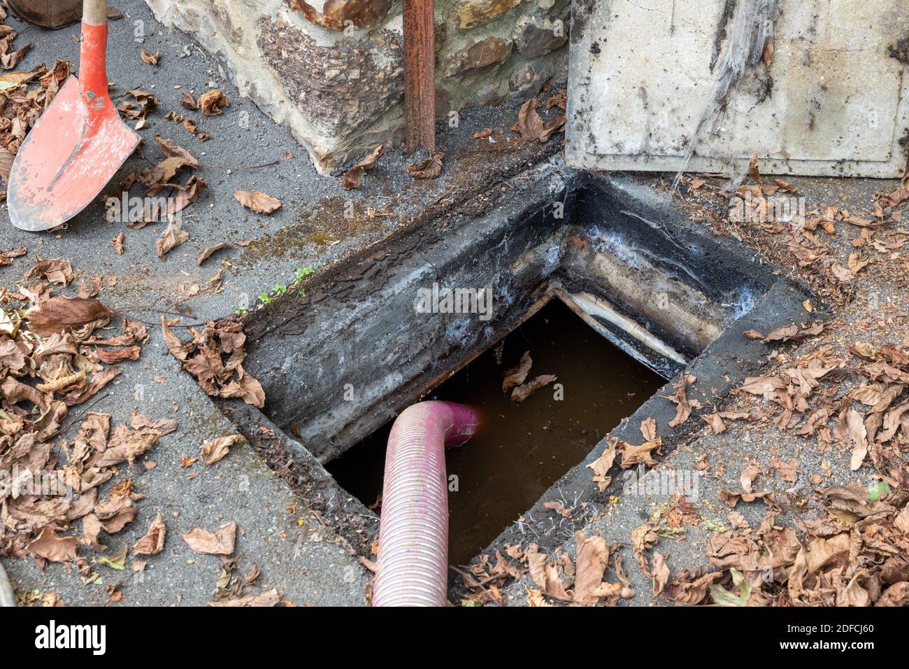 EMPTYING AND CLEANING OF THE SEPTIC TANK THROUGH ASPIRATION, SANITATION, RUGLES, FRANCE Stock Photo