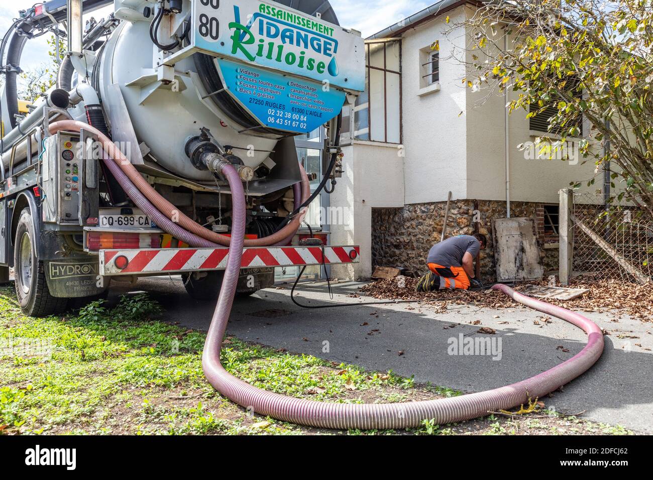 EMPTYING AND CLEANING OF THE SEPTIC TANK THROUGH ASPIRATION, SANITATION, RUGLES, FRANCE Stock Photo