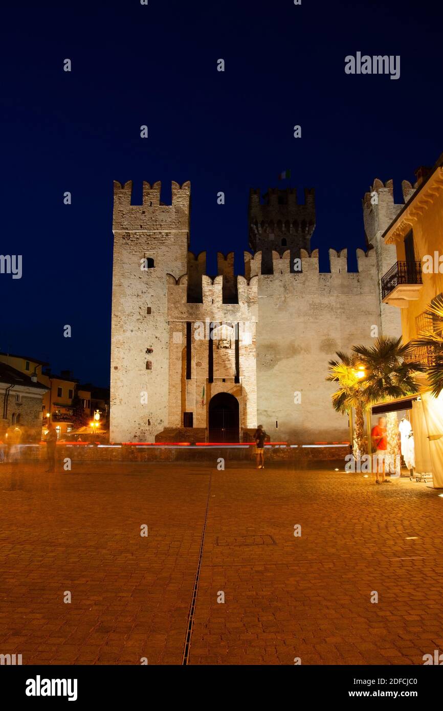 Die Scaligerburg, erbaut ab 1259, im Städtchen Sirmione ist eine der am