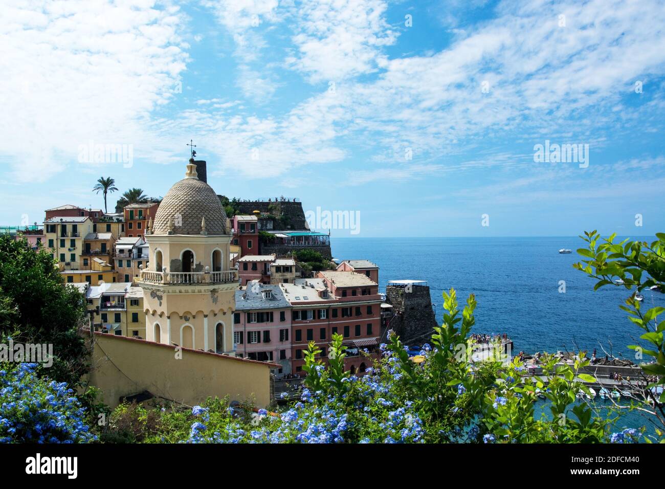 Vernazza wird als das schönste der Dörfer der Cinque Terre bezeichnet. Farbenfrohe Häuser ergeben ein buntes Mosaik, so wie sie in die Felsen gebaut s Stock Photo