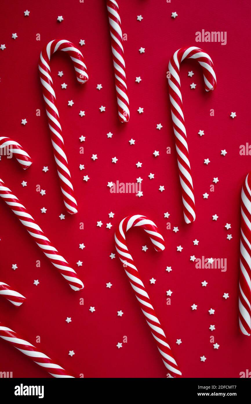 Bức ảnh đầy sắc màu về kẹo đường cây có phủ trên nền tảng Noel. Chắc chắn sẽ khiến bạn háo hức và muốn tham gia ngay vào không khí Noel.