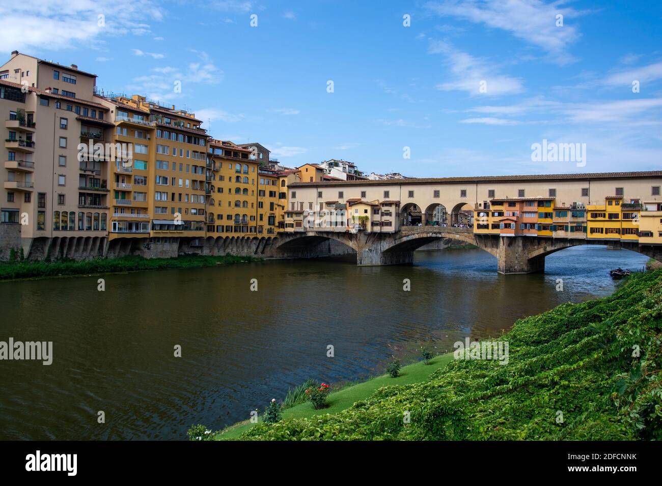 Der Ponte Vecchio ist die älteste Brücke über den Arno in der italienischen Stadt Florenz und gilt als eine der ältesten Segmentbogenbrücken der Welt. Stock Photo