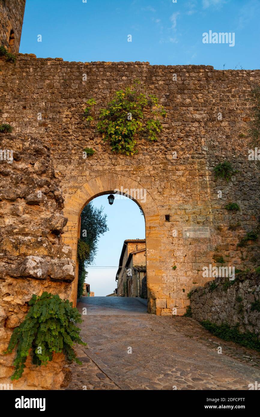 Monteriggioni wurde von der Republik Siena zwischen 1213 und 1219 als defensiver Stützpunkt errichtet um die Region um das Elsatal und die Festung Sta Stock Photo