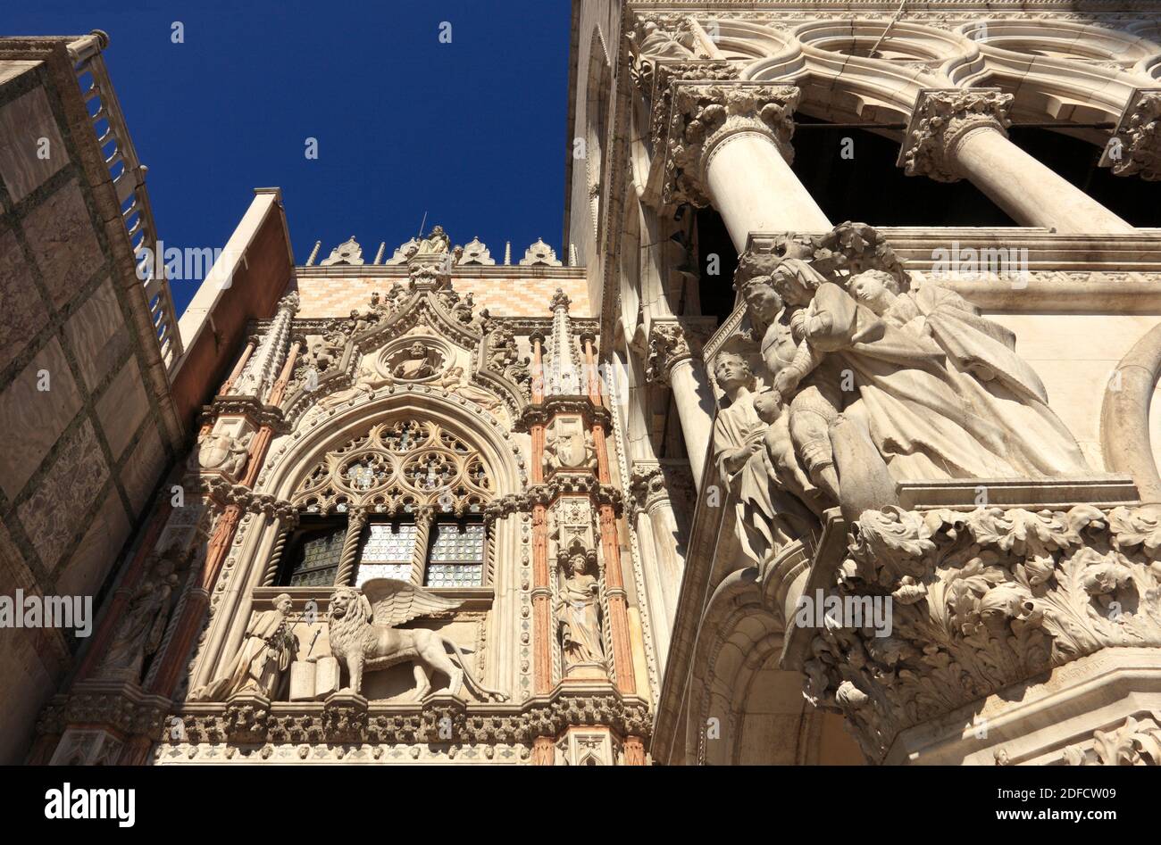 I/Venedig: Dogenpalast; Markuslöwe und Doge über der Porta della Carta, Stock Photo