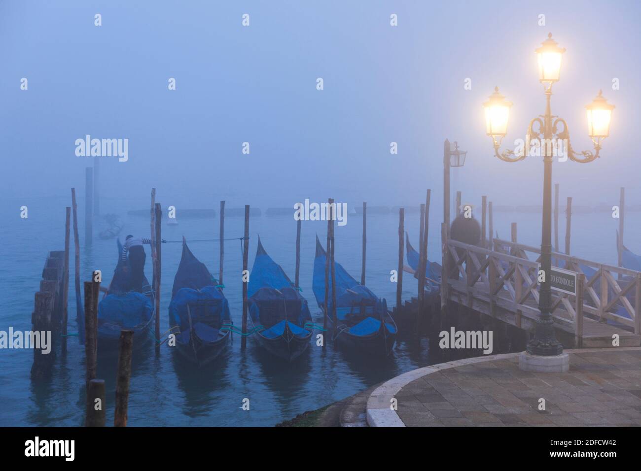 I-Venedig: Gondeln vor der Piazzetta im Nebel Stock Photo