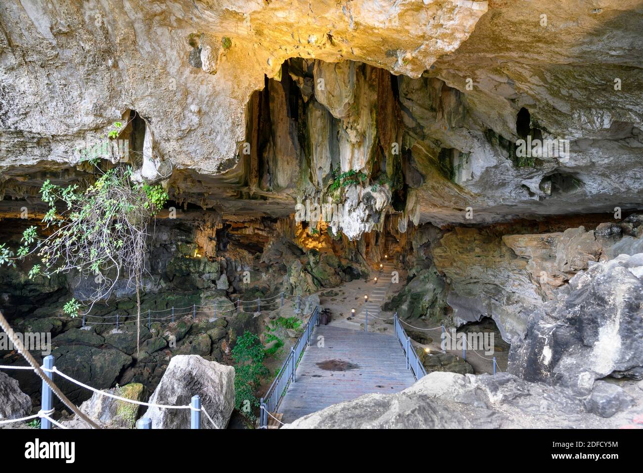 The Trinh Nu Virgin Cave In Halong Bay, Vietnam Stock Photo