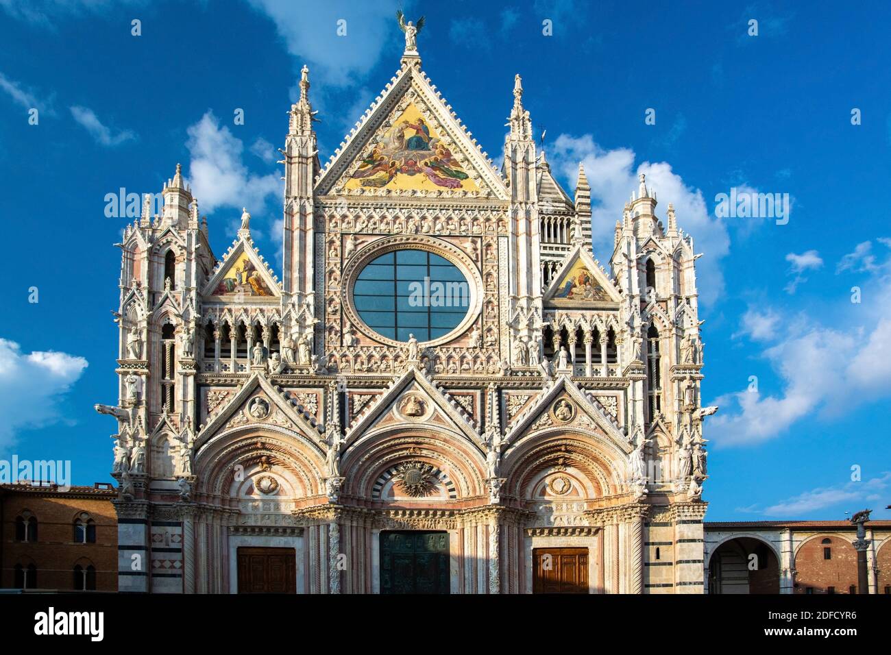 Der Dom von Siena ist das mit charakteristischem dunkelgrünem und weißem Marmor verblendete Ziegelstein-Bauwerk eines der bedeutendsten Beispiele der Stock Photo