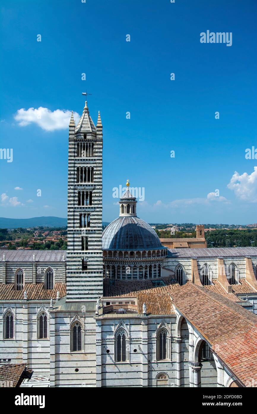 Der Dom von Siena ist das mit charakteristischem dunkelgrünem und weißem Marmor verblendete Ziegelstein-Bauwerk eines der bedeutendsten Beispiele der Stock Photo