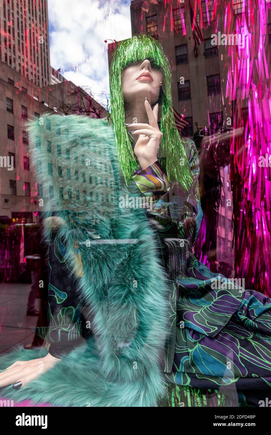 Saks fifth avenue store hi-res stock photography and images - Alamy