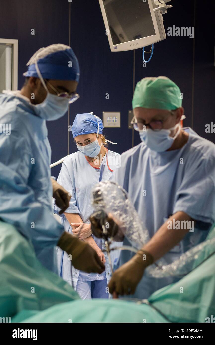 Medical students (external) in the operating room observing a professor