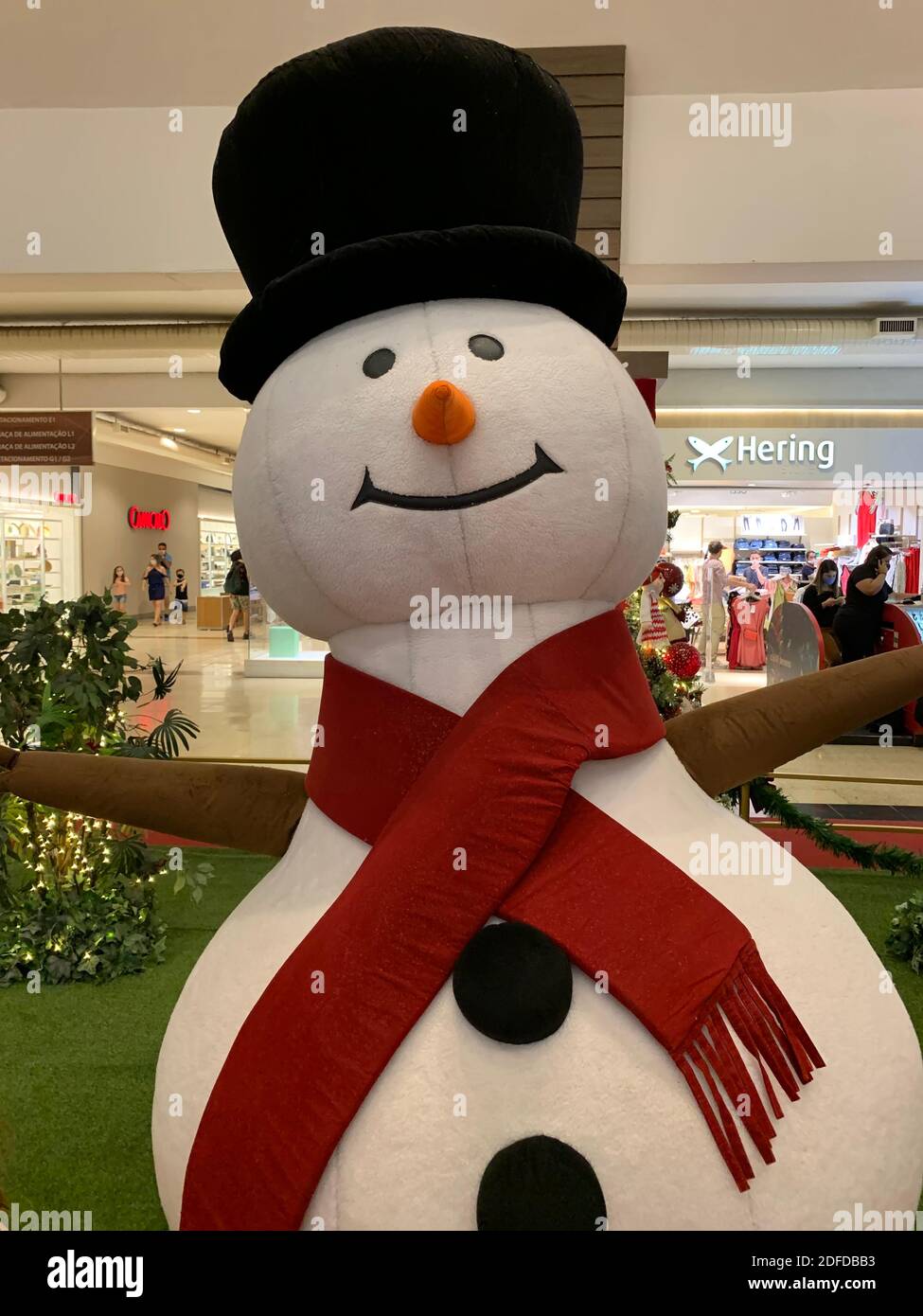 December 1, 2020. Campinas, SP, Brazil. Snowman in front of the Hering stores in a shopping center in the city. Stock Photo