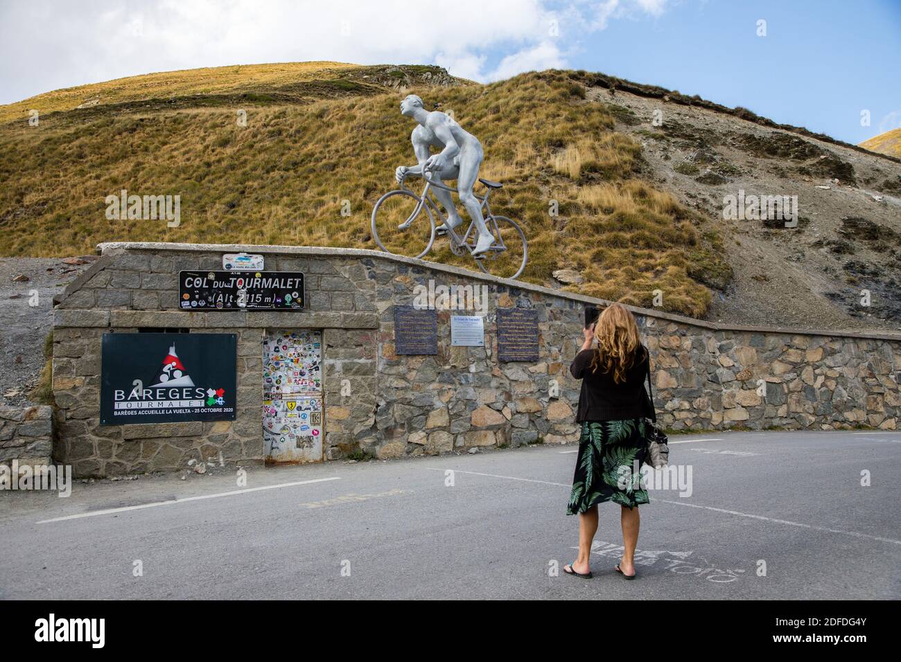 THE 'GIANT', FREQUENTLY CALLED 'OCTAVE' IN HONOR OF OCTAVE LAPIZE, THE FIRST CYCLIST TO DROSS THE COL, MONUMENTAL SCULPTURE CREATED BY JEAN BERNARD METAIS, COL DU TOURMALET, HAUTES PYRENEES, FRANCE Stock Photo