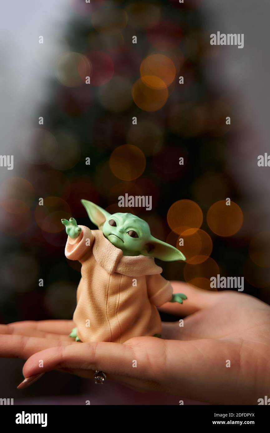 Baby Yoda - Baby Yoda đã trở thành một biểu tượng yêu thích của cộng đồng Star Wars. Hãy xem hình ảnh này để ngắm nhìn bé Yoda đáng yêu và hài hước hơn nữa.