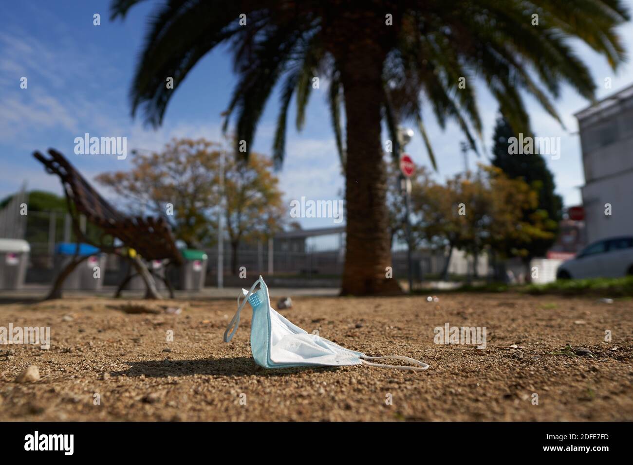Face mask pollution sand hi-res stock photography and images - Alamy