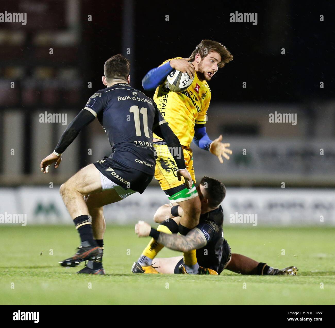 Galway Sportsgrounds, Galway, Connacht, Ireland. 4th Dec, 2020. Guinness  Pro 14 Rugby, Connacht versus Benetton; Giovanni Pettinelli (Benetton)  looks for a way past Sammy Arnold and Alex Wooton (Connacht) Credit: Action  Plus