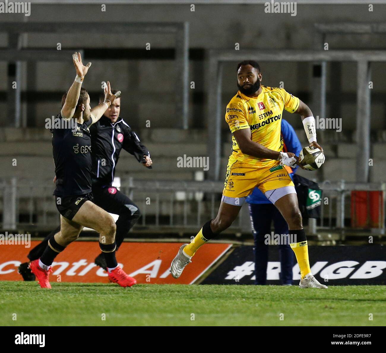 Galway Sportsgrounds, Galway, Connacht, Ireland. 4th Dec, 2020. Guinness  Pro 14 Rugby, Connacht versus Benetton; Ratuva Tavuyara on an attacking run  for Benetton Credit: Action Plus Sports/Alamy Live News Stock Photo - Alamy