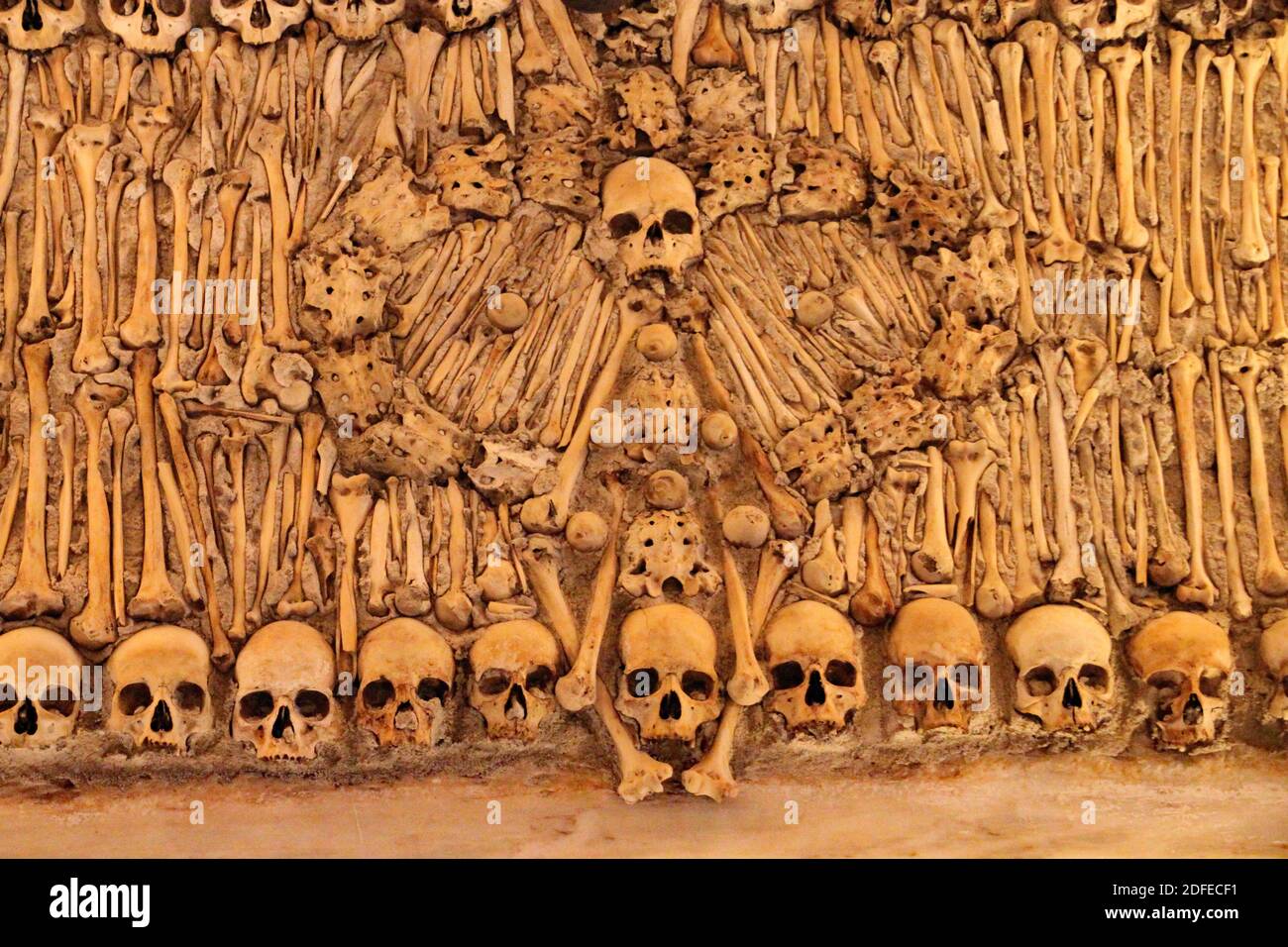 The Ossuary. The Chapel of Bones at Evora in Portugal. The remains of about  5000 people were used by the Franciscan monks to decorate the walls of the  Stock Photo - Alamy