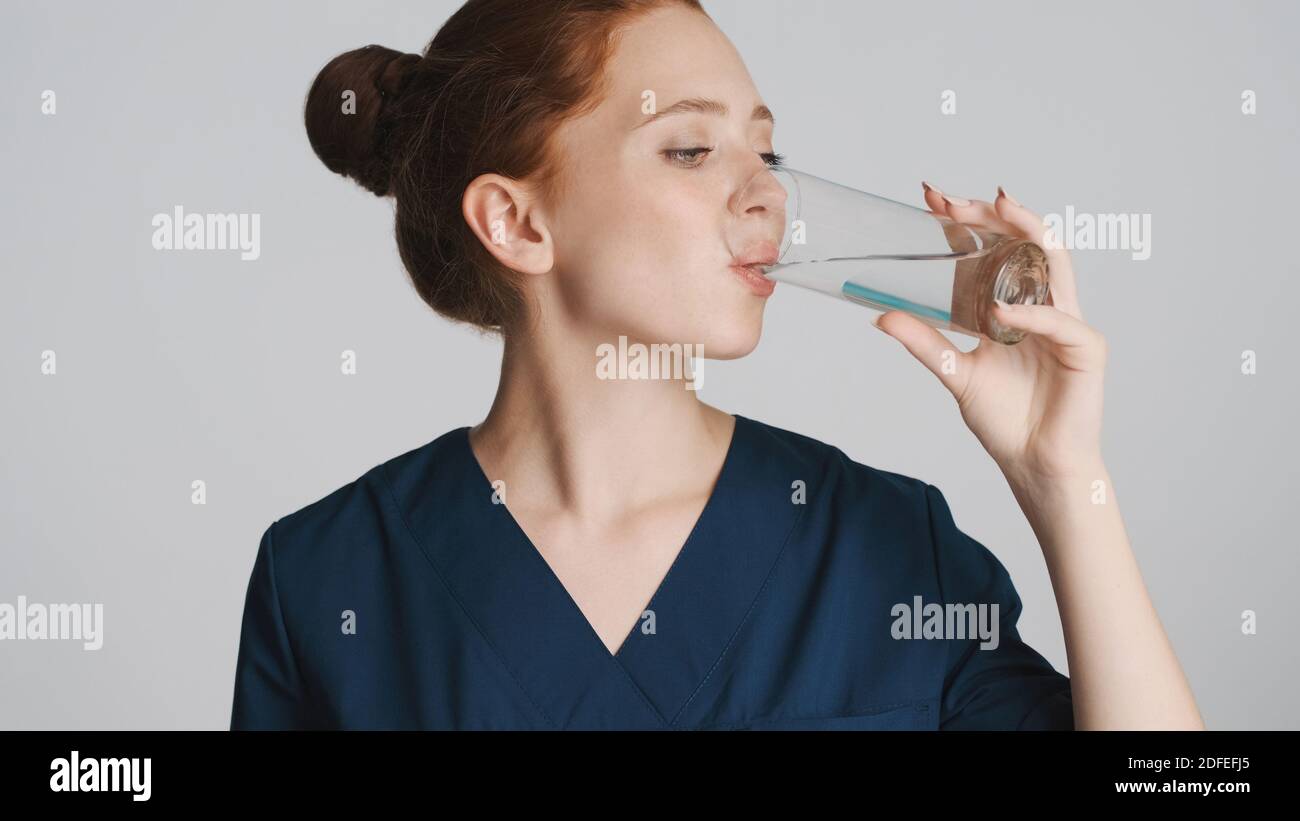 Врачи пьют много. Обильное питье. Обильное питье картинка. Женщина врач пьющая. Обильное питье воды может разгладить морщины.