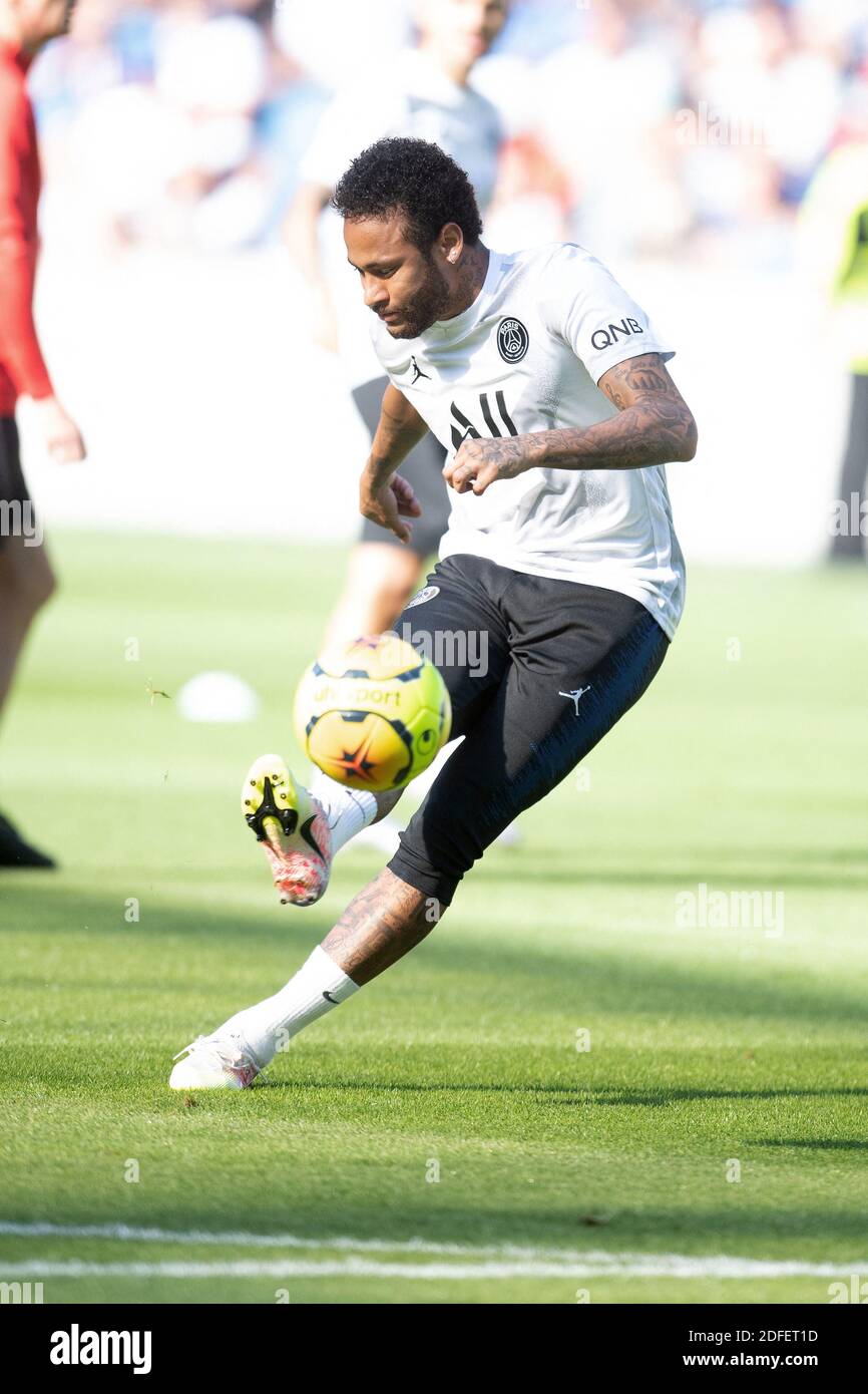 Neymar Jr is back training with the ball before the match against