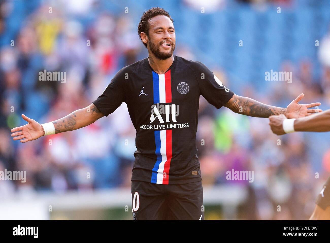 Neymar Jr of Paris Saint-Germain celebrates his goal during the ...