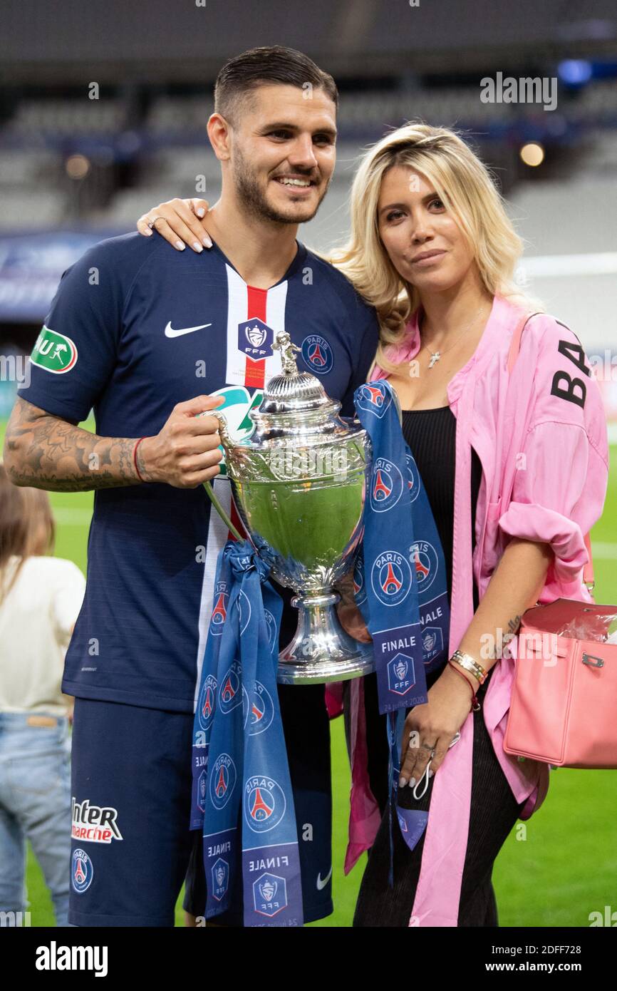 Paris Saint Germain S Mauro Icardi And His Wife Wanda Nara Celebrate With The Trophy After Winning The French Cup During The Final Between As Saint Etienne And Paris Saint Germain At Stade De