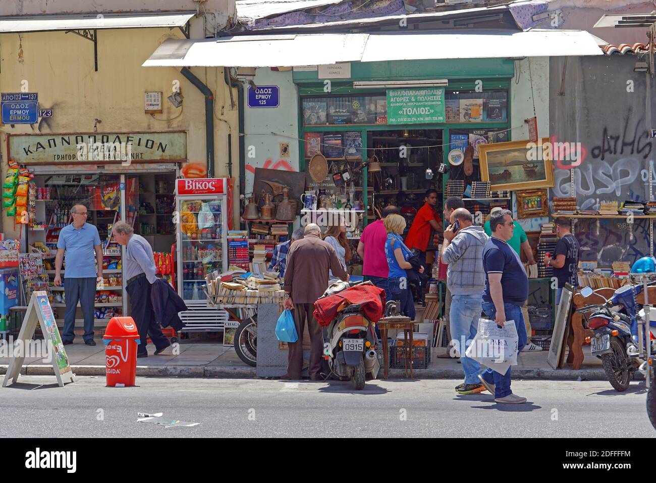 Athens store front hi-res stock photography and images - Alamy