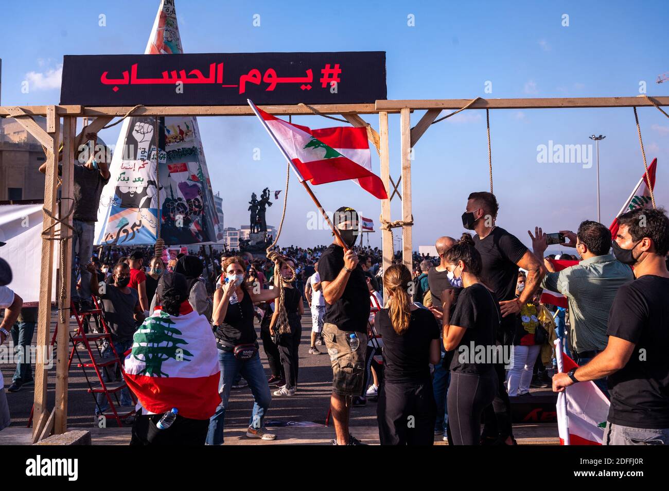 Angry Lebanese build hanging gallows as they demonstrate in anger