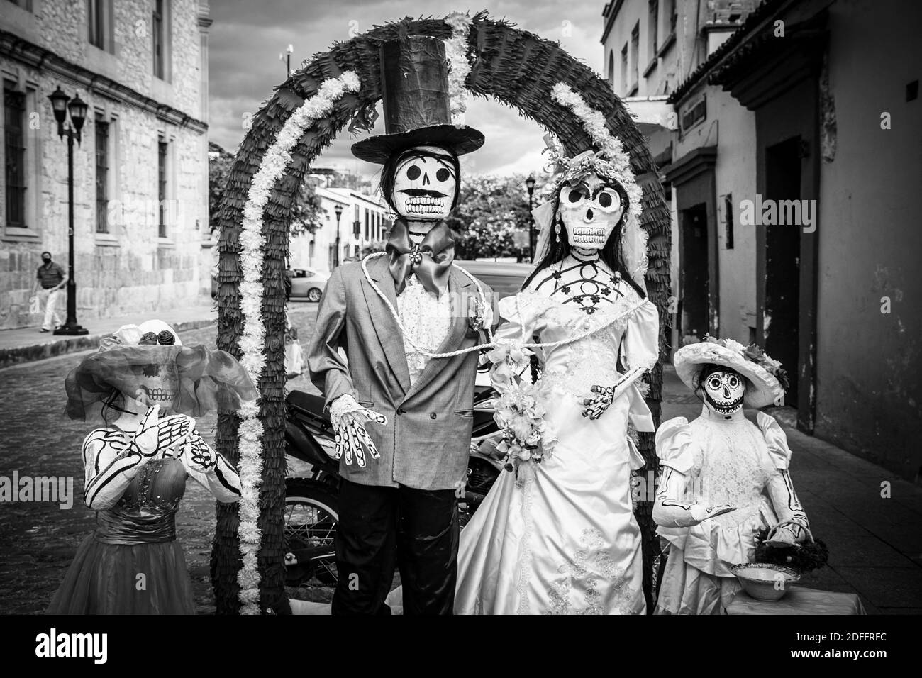 People in day of the dead costumes Black and White Stock Photos & Images -  Alamy