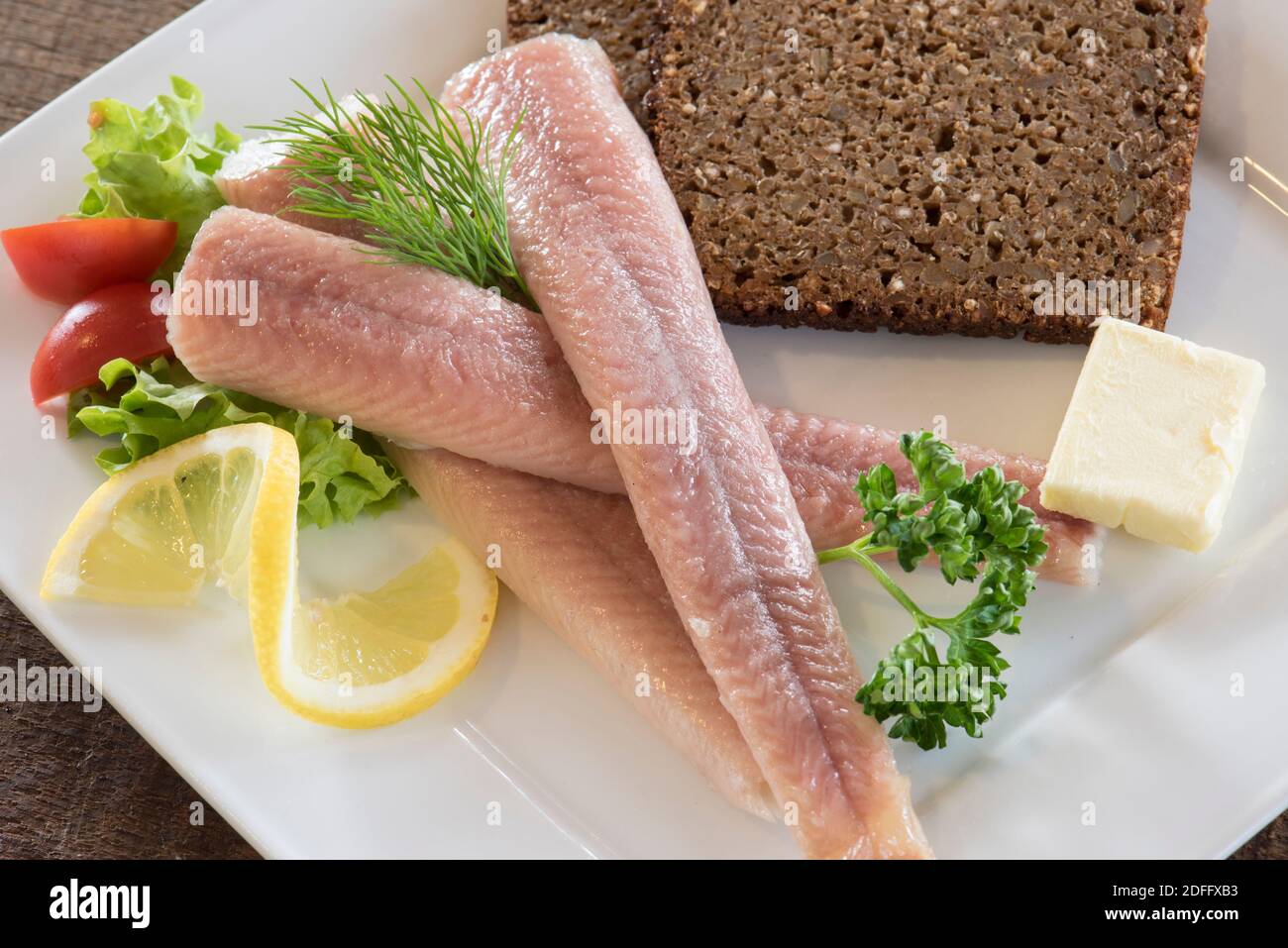 Frisch geräucherter Aal mit Schwarzbrot Stock Photo - Alamy