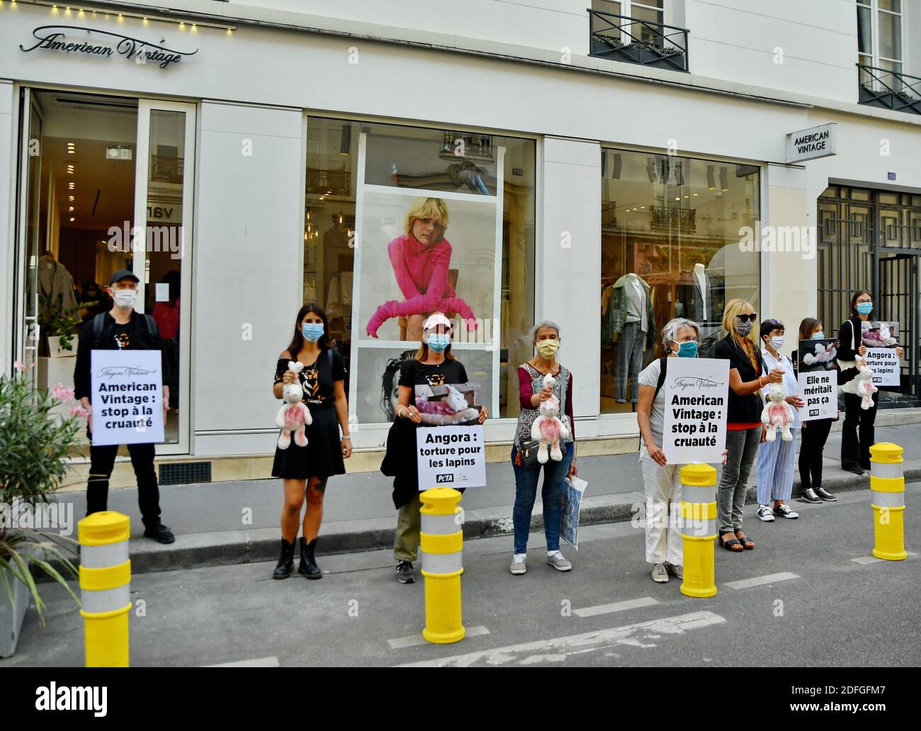 Stop A Angora - Gathering of members of the Peta and One Voice associations  in front of