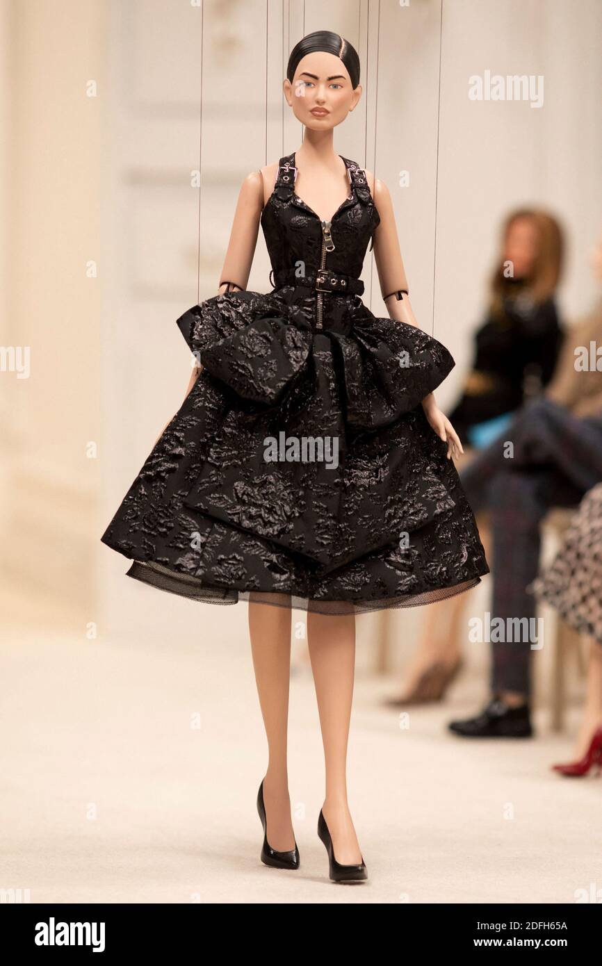 Show Moschino High Resolution Stock Photography And Images Alamy