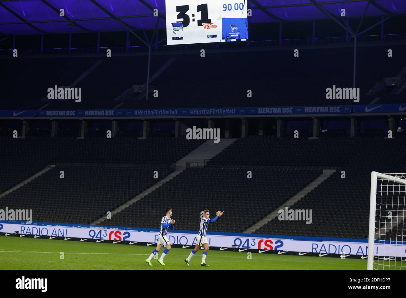 Berlin, Germany. 04th Dec, 2020. Football: Bundesliga, Hertha BSC - 1 FC  Union Berlin, 10th matchday in the Olympic Stadium. Herthas Matteo  Guendouzi (r) and Krzysztof Piatek cheer in front of the