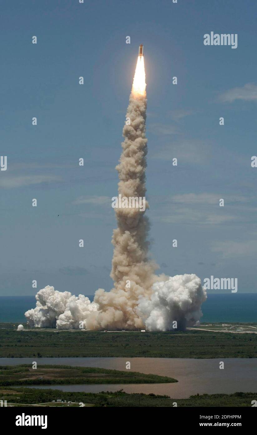 KENNEDY SPACE CENTER, USA - 06 July 2006 - Space Shuttle Discovery kicks off the Fourth of July fireworks with its own fiery display as it rockets int Stock Photo