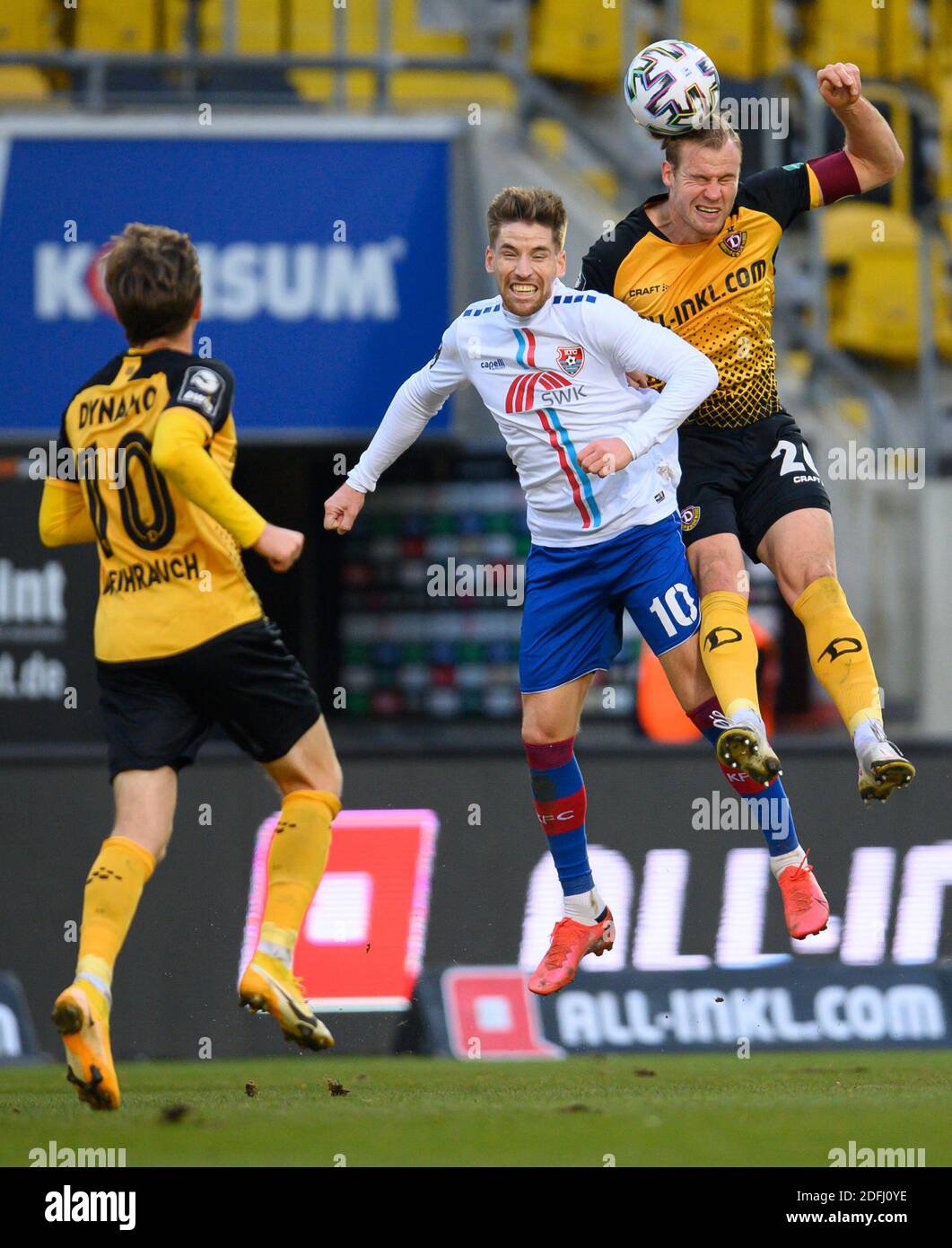 Dresden, Germany. 15th Nov, 2020. Football: 3rd division, SG Dynamo Dresden  - TSV 1860 Munich, 10th matchday, at the Rudolf-Harbig-Stadium Dynamos  Sebastian Mai (l) gesturing next to Yannick Stark. Credit: Robert  Michael/dpa-Zentralbild/dpa/Alamy