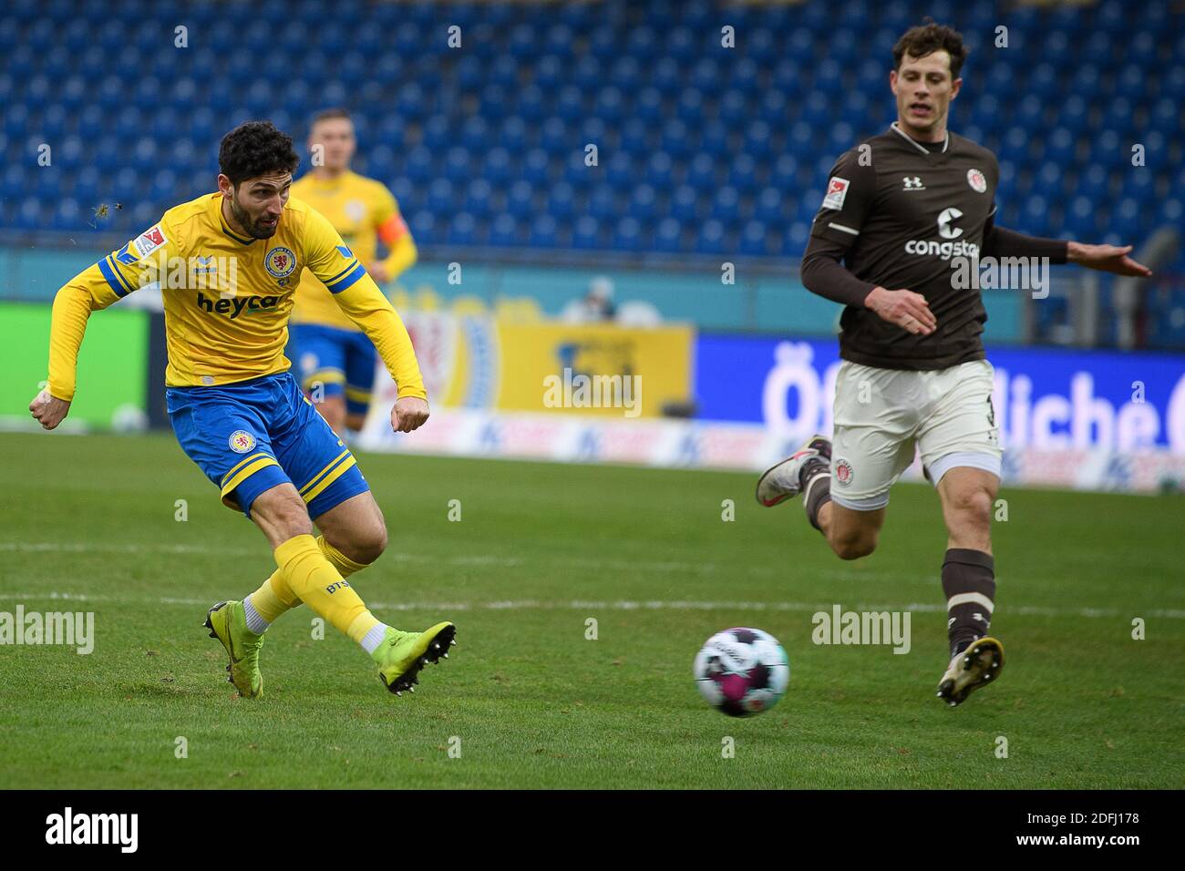 Brunswick, Germany. 05th Dec, 2020. Football: 2nd Bundesliga, Eintracht Braunschweig - FC St. Pauli, 10th matchday at the Eintracht stadium. Braunschweig's Fabio Kaufmann (l) scores the goal to make it 2:1. Credit: Swen Pförtner/dpa - IMPORTANT NOTE: In accordance with the regulations of the DFL Deutsche Fußball Liga and the DFB Deutscher Fußball-Bund, it is prohibited to exploit or have exploited in the stadium and/or from the game taken photographs in the form of sequence images and/or video-like photo series./dpa/Alamy Live News Stock Photo