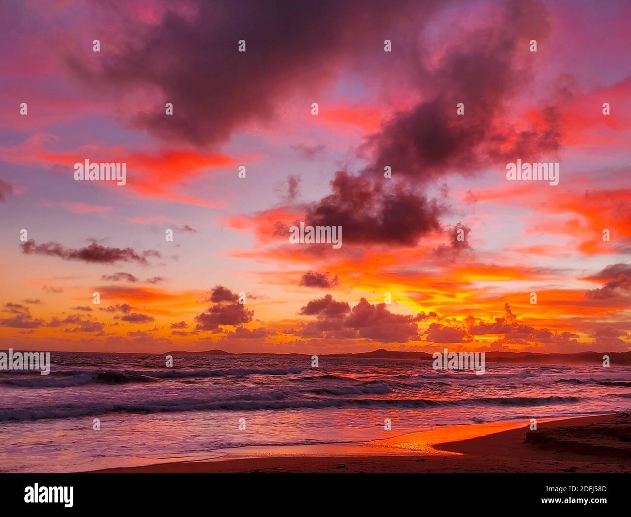 Majestic bright sunrise over the ocean Stock Photo - Alamy