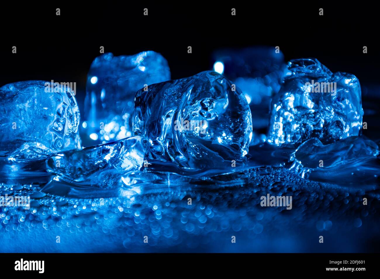 https://c8.alamy.com/comp/2DFJ601/melting-frozen-ice-cubes-illuminated-with-blue-coloured-led-light-in-the-dark-2DFJ601.jpg