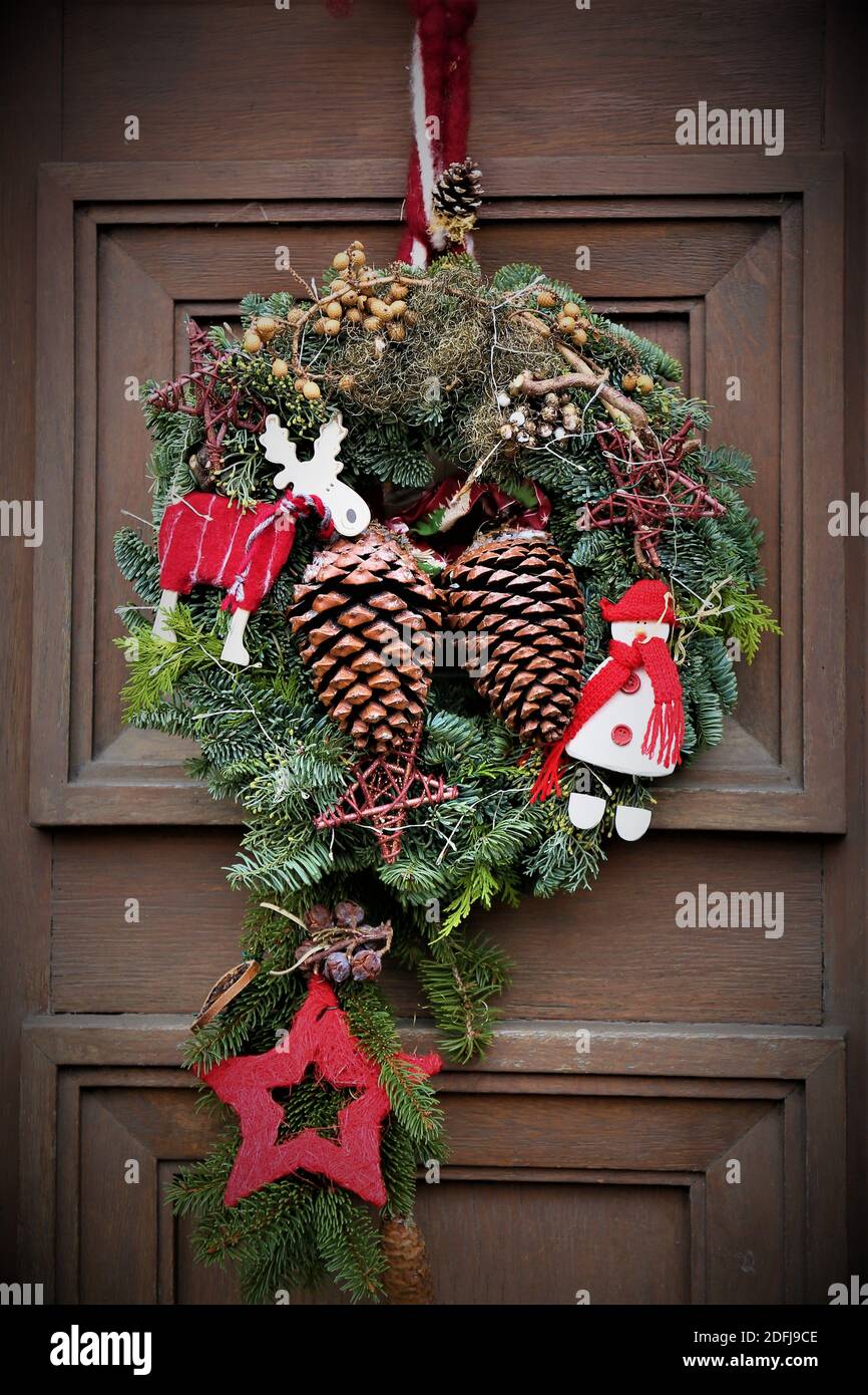 christmas wreath on the door Stock Photo Alamy