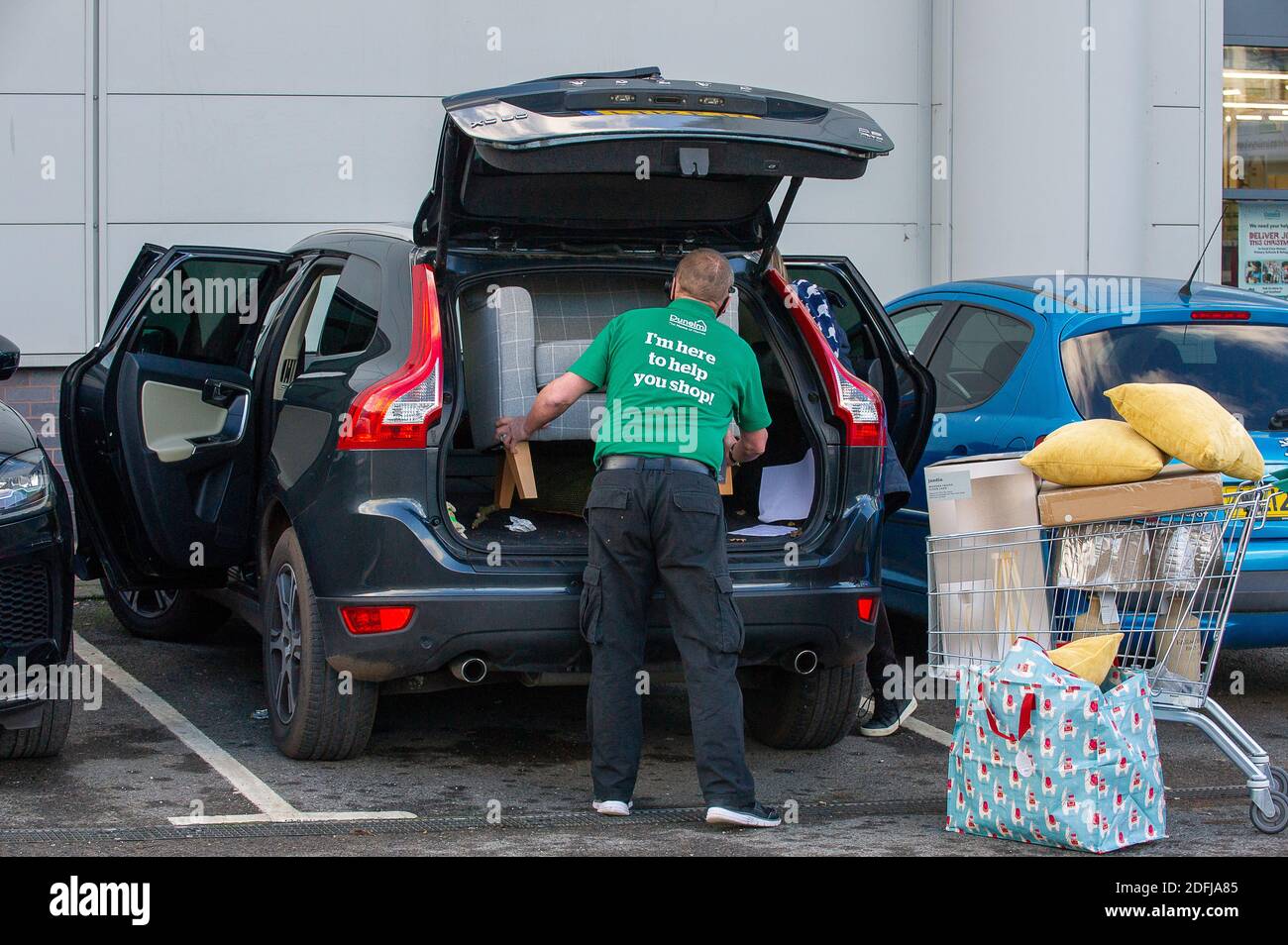 Slough, Berkshire, UK. 5th December, 2020. A customer has a chair loaded into their car at Dunelm in Slough. Following the end of the lockdown in England last week, Slough has been placed in Covid-19 Tier 3 meaning the highest possible restrictions that ban households from mixing indoors as well as in pubs and restaurants. Slough has the 14th highest Covid-19 infection rate in England. Despite that non essential shops have reopened in Slough and the Slough Retail Parks were very busy today with Christmas shoppers which is making some Slough residents feel nervous about the Covid-19 rate increa Stock Photo