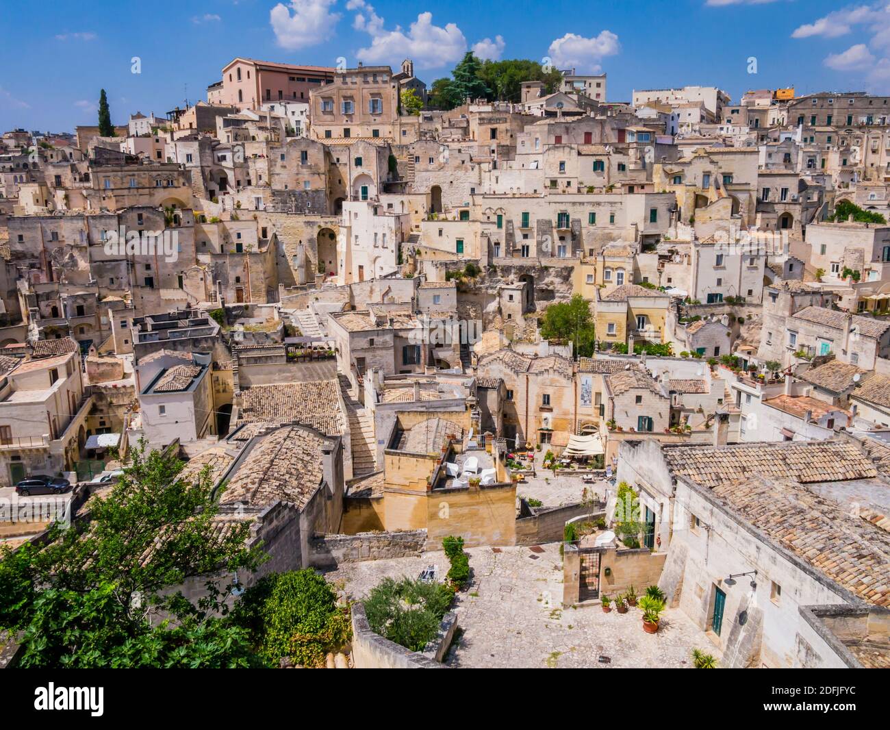 Stunning view of Sasso Barisano district and its characteristic cave dwellings in the ancient town of Matera, Basilicata region, southern Italy Stock Photo
