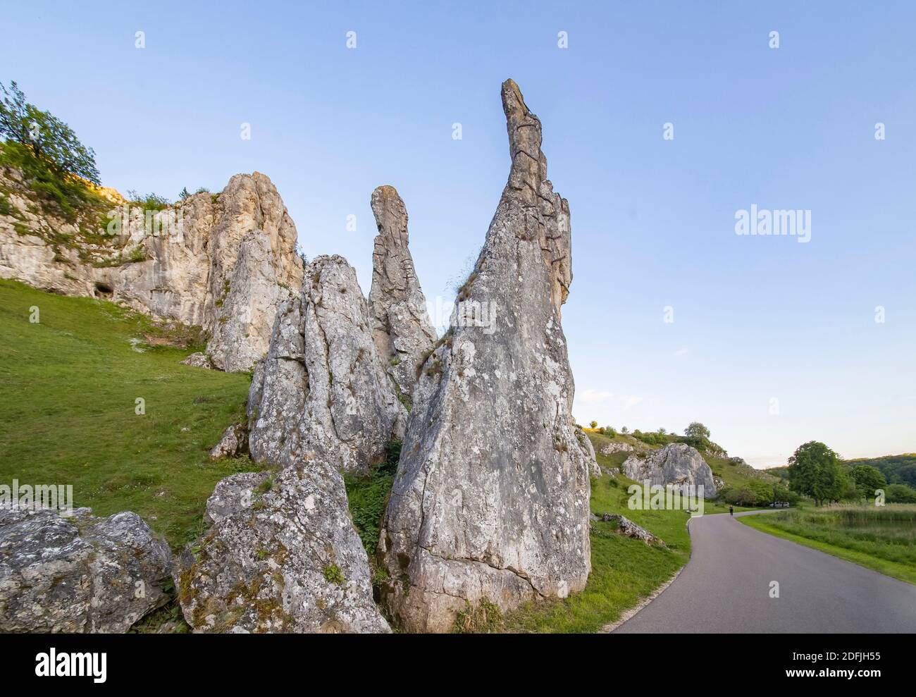 Steinerne Jungfrauen. Felsnadeln im Eselsburger Tal auf der Schwäbischen Alb bei Herbrechtingen. //  Deutschland, Baden-Württemberg, Herbrechtingen, 2 Stock Photo