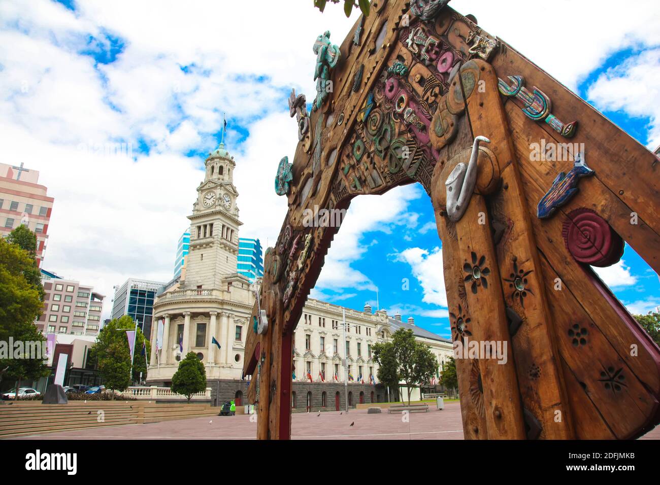 Waharoa gate inspired with Māori and Polynesian influences in Aotea Square, with Auckland Town Hall in the background. The Town Hall is a Edwardian bu Stock Photo
