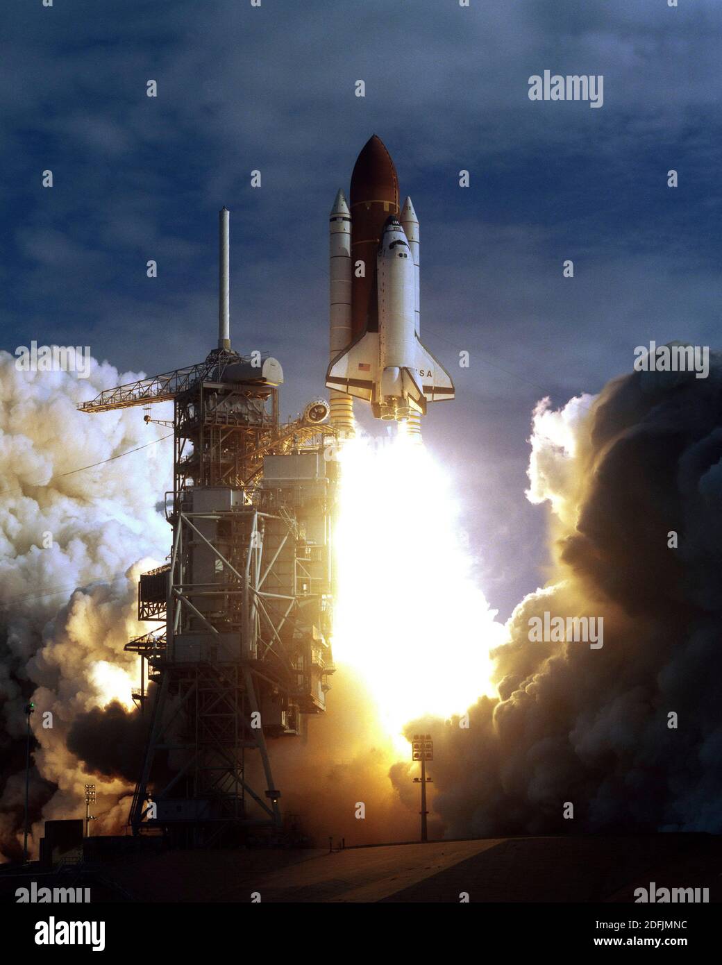 KENNEDY SPACE CENTER, USA - 20 October 1995 - The Space Shuttle Columbia lifts off from Launch Pad 39B, at the Kennedy Space Center (KSC), to begin a Stock Photo