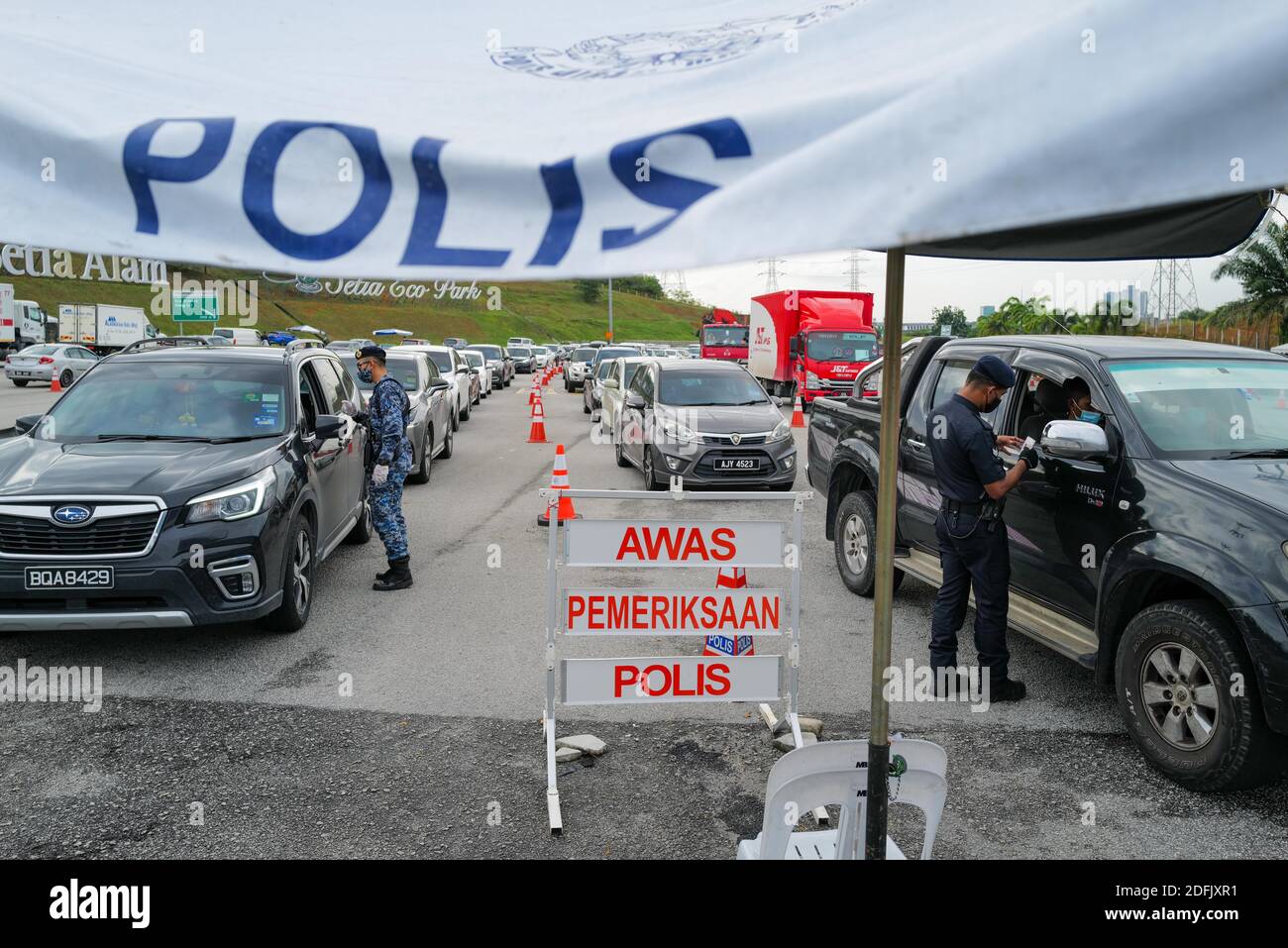 Selangor Malaysia 5th Dec 2020 A Police Officer And A Soldier Check Vehicles At A Check Point On A Highway In Setia Alam Of Selangor State Malaysia Dec 5 2020 The Malaysian