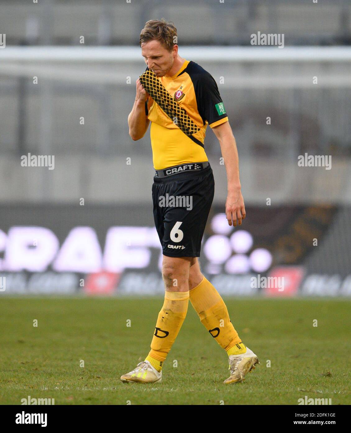 Dresden, Germany. 15th Nov, 2020. Football: 3rd division, SG Dynamo Dresden  - TSV 1860 Munich, 10th matchday, at the Rudolf-Harbig-Stadium Dynamos  Sebastian Mai (l) gesturing next to Yannick Stark. Credit: Robert  Michael/dpa-Zentralbild/dpa/Alamy