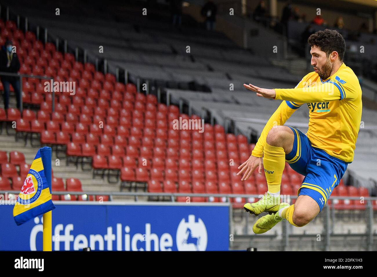 Brunswick, Germany. 05th Dec, 2020. Football: 2nd Bundesliga, Eintracht Braunschweig - FC St. Pauli, 10th matchday at the Eintracht stadium. Braunschweig's Fabio Kaufmann cheers after his goal for 2:1. Credit: Swen Pförtner/dpa - IMPORTANT NOTE: In accordance with the regulations of the DFL Deutsche Fußball Liga and the DFB Deutscher Fußball-Bund, it is prohibited to exploit or have exploited in the stadium and/or from the game taken photographs in the form of sequence images and/or video-like photo series./dpa/Alamy Live News Stock Photo