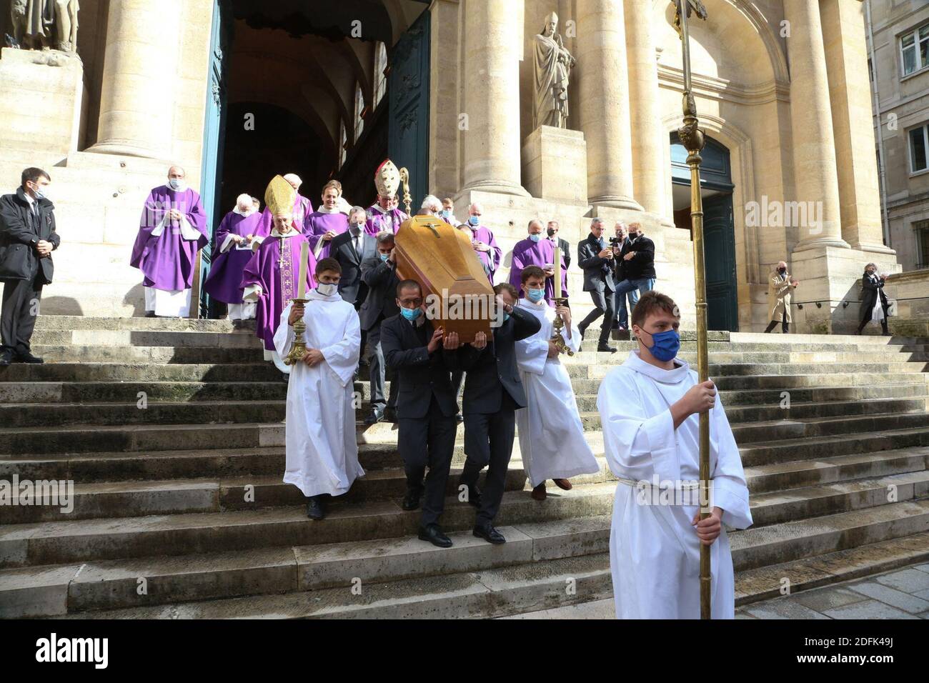 The coffin during the funeral ceremony of British-French actor Michael Lonsdale at Saint Roch church in Paris, France on October 1st 2020. He died in Paris on 21 September 2020, aged 89. He was best known to many as Hugo Drax in “Moonraker.” But he also worked with many directors including Truffaut, Spielberg and Marguerite Duras. Photo by Nasser Berzane/ABACAPRESS.COM Stock Photo