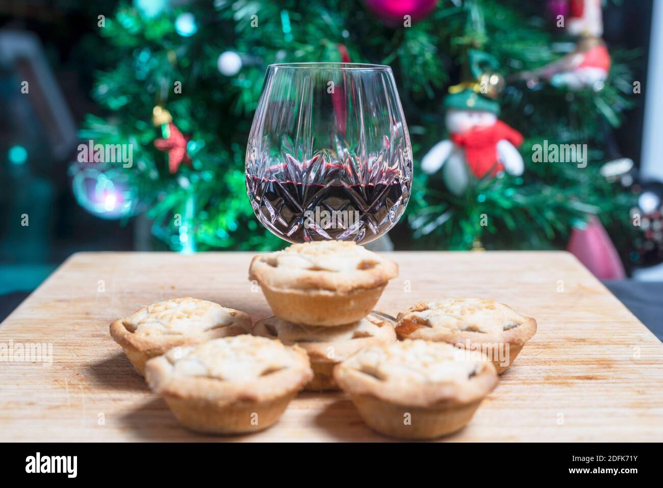 Mince pies at Christmas Stock Photo - Alamy