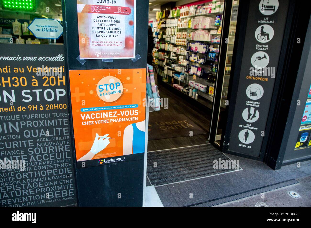 Paris France 4 October 21 A Vaccination Centre Has Been Set Up Outside The Hotel De Ville In Central Paris Housed In A Large Marquee Anna Watson Alamy Live News Stock Photo Alamy